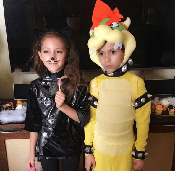 Mientras que JLo se conviertió en madre por primera vez en 2008 cuando dio a luz a sus mellizos Emme Maribel y Maximilian David.