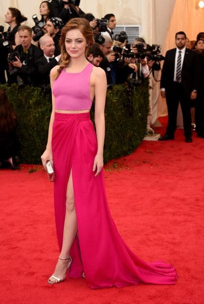 La actriz Emma Stone eligió la suya en fucsia y con vuelo.