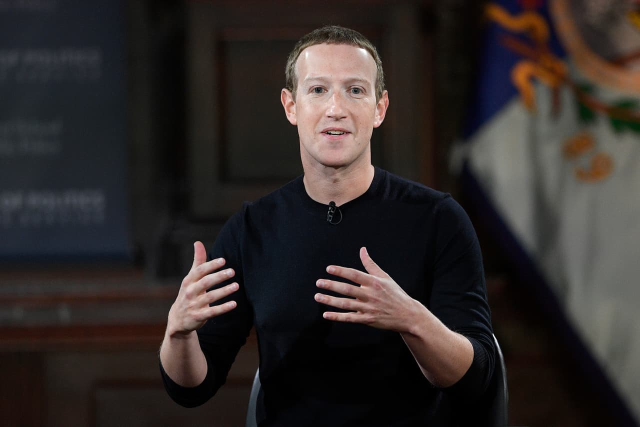 <b>Puesto 5. Mark Zuckerberg</b>.
<br>
<br>Patrimonio total: 97,000 millones de dólares.
<br>Fuente del patrimonio: Facebook.
<br>Lugar de residencia: Palo Alto, California.
<br>
<br>El joven ejecutivo aumentó su fortuna en 42,300 millones de dólares en 2020, ya que las acciones de Facebook aumentaron 80%. La inclusión más reciente en la lista fue la de Miriam Adelson, de Nevada, quien heredó unos 38,200 millones del imperio de casinos de su esposo, fallecido en enero. 
<br>