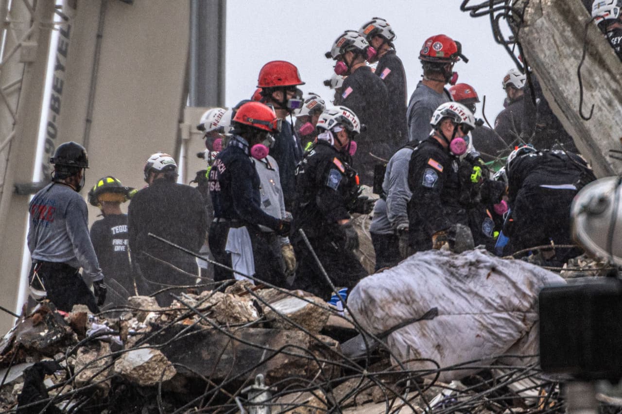 Aumentan a 28 las víctimas mortales por el derrumbe de Surfside: hay 117 desaparecidos