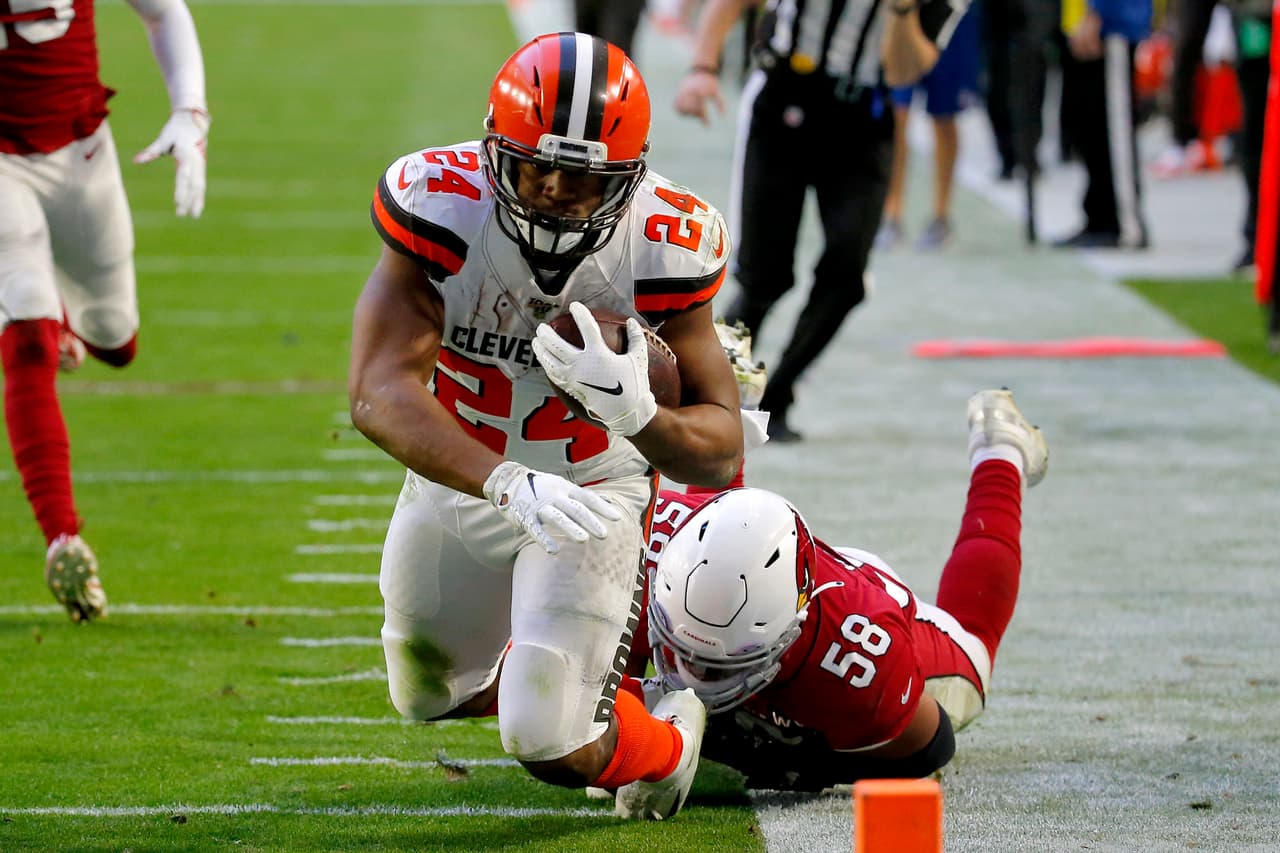 <b>Nick Chubb | RB | Cleveland Browns</b>
<br>
<b>- Edad: 24 años</b>
<br>- Ofrece algunos destellos de Jim Brown con su poder en el campo. 
<br>- Chubb puede hacer cualquier cosa que se le pida, superando a Saquon durante dos temporadas y superando tanto a la estrella de los Gigantes como a McCaffrey con su llamativo 5.1 yardas por explosión.
<br>- Las 1,122 yardas de Chubb después del contacto solo superaron a Derrick Henry en 2019, según Pro Football Focus.