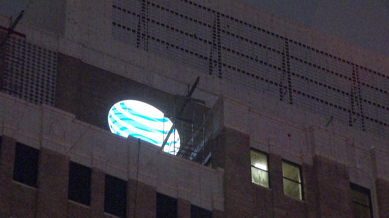 El jefe de bomberos de San Antonio, Charles Hood, dijo que tres personas sentadas en el banco de un autobús cercano resultaron heridas durante su escape del colapso.