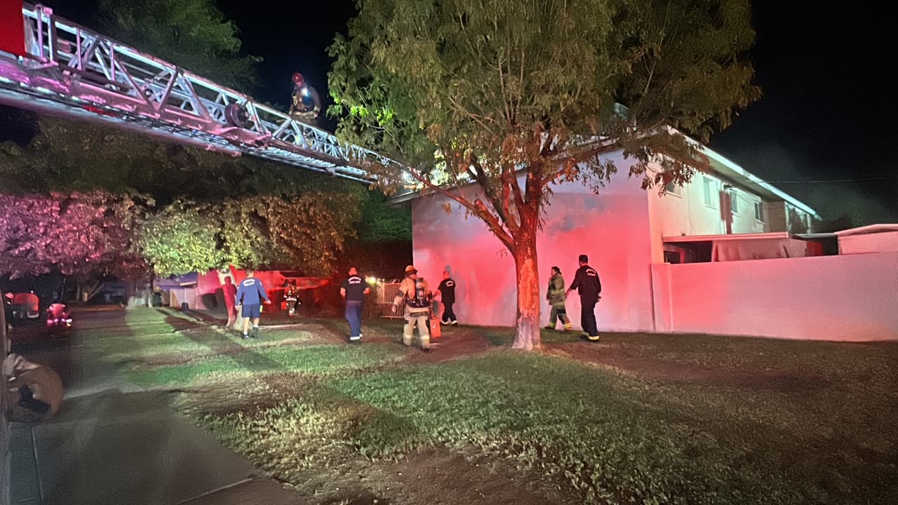 Los equipos ingresaron a la casa extinguiendo el fuego y mientras buscaban,
<b>encontraron a la víctima en el segundo piso</b> que sufría de inhalación de humo.