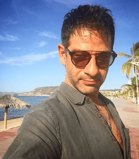 Uno de sus pasatiempos favoritos es viajar.