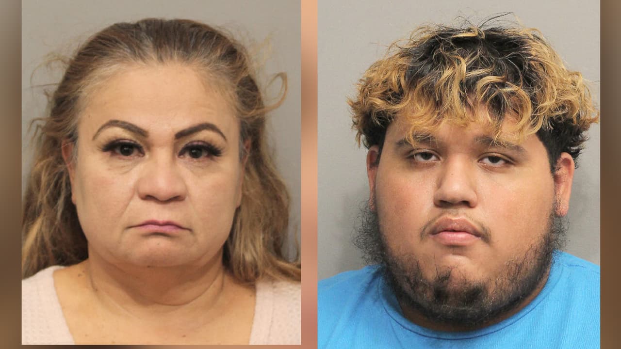 María Botello (a la izquierda de la foto), de 54 años, su hijo Edgar Botello, 28, su sobrino Arian Botello (a la derecha de la foto), 23, y su hija Yudy Lucatero, 31, están siendo acusados de
<b><a href="https://www.univision.com/local/houston-kxln/condenan-a-hombre-de-texas-por-prostituir-a-tres-menores-de-edad-a-traves-de-una-pagina-web">tráfico sexual y conspiración</a></b> luego de la denuncia presentada el 30 de marzo de 2021.