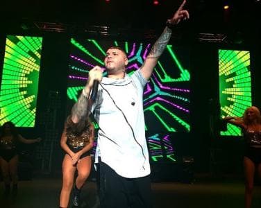Farruko es otro de los intérpretes más exitosos del género. Su sonido y voz le han permitido fusionar lo mejor del reggaeton con el trap, por lo que su producto final resulta atractivo y novedoso.