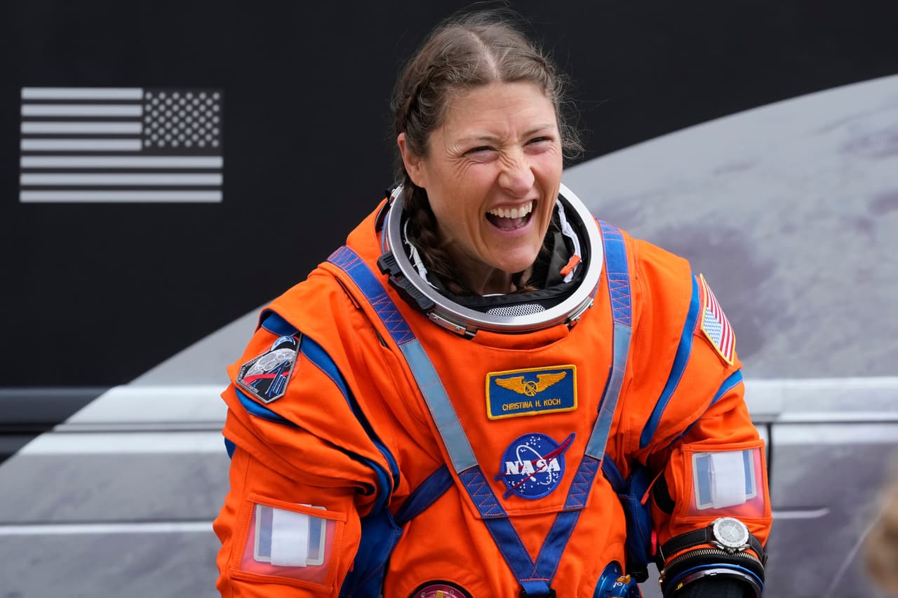 La astronauta Christina Koch sale del edificio de Operaciones y Verificación camino a la plataforma de lanzamiento 39B para el lanzamiento programado del cohete lunar Artemis II de la NASA en el Centro Espacial Kennedy, el miércoles 1 de abril de 2026, en Cabo Cañaveral, Florida. (Foto AP/John Raoux)