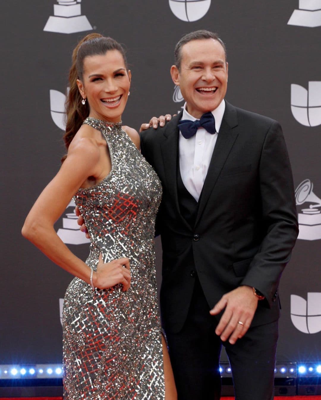 Alan y Cristy llegaron de etiqueta al gran evento para la música latina y disfrutaron posar ante las cámaras con una gran sonrisa.