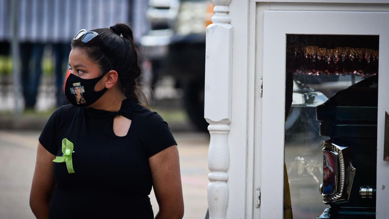 Lupita dijo que su hermana 
<b><a href="https://www.univision.com/local/houston-kxln/con-honores-militares-comienzan-los-servicios-funebres-de-la-soldado-vanessa-guillen-video">Vanessa</a></b> fue una luchadora y una guerrera.