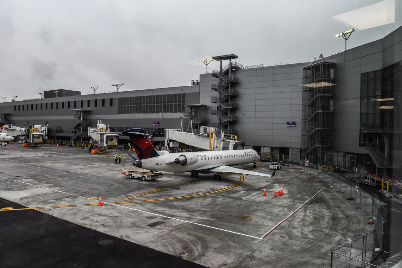 Paquete sospechoso fuerza el cierre de la Terminal D del aeropuerto LaGuardia