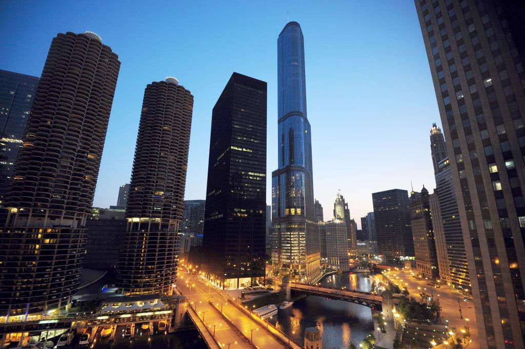 "El entusiasmo por los viajes nunca ha sido mayor, como demuestran las casi 250,000 personas que han respondido a la encuesta de los premios de los lectores de este año. Desde la mejor ciudad estadounidense, Chicago, hasta la mejor aerolínea internacional, Singapore Airlines, la lista de este año es un testimonio del poder de permanencia de los favoritos de siempre, en las buenas y en las malas", escribió Condé Nast Traveler.