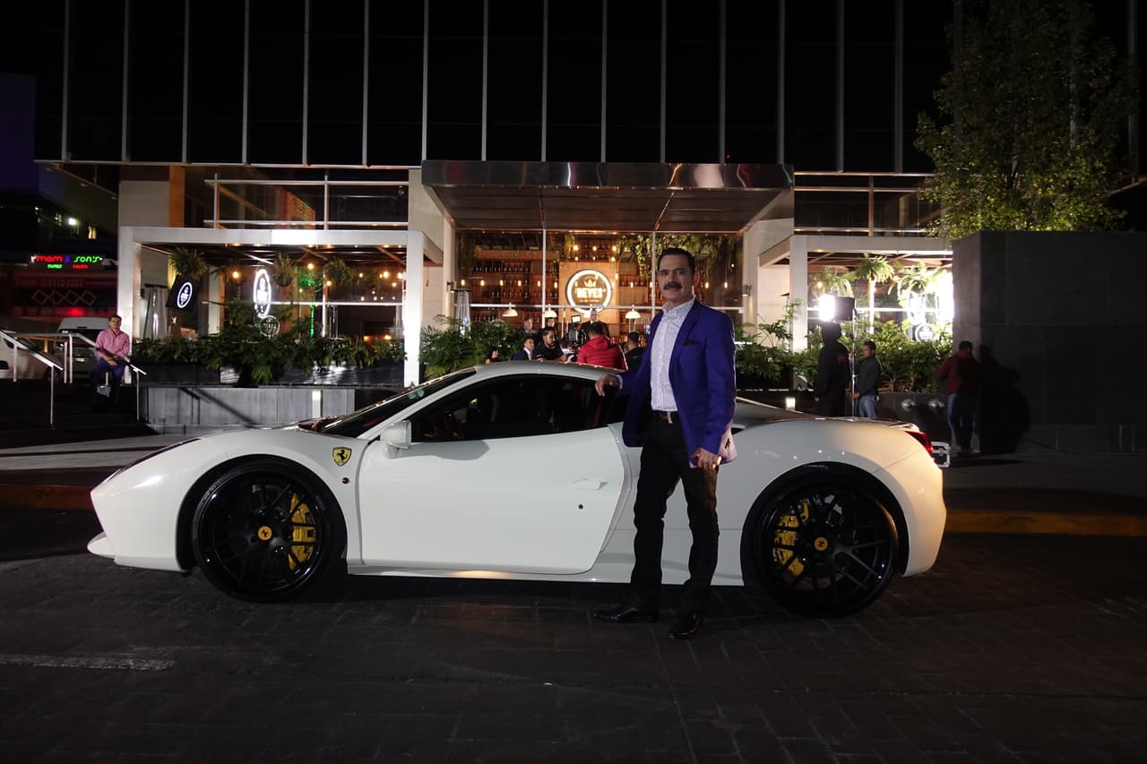 Los lujos no pueden faltar en la trama de este clip, como en la mayoría de los videos que hacen Los Tucanes de Tijuana. En la imagen vemos a Mario Quintero (Juan Carlos) llegar a una de sus propiedades en un automóvil deportivo.