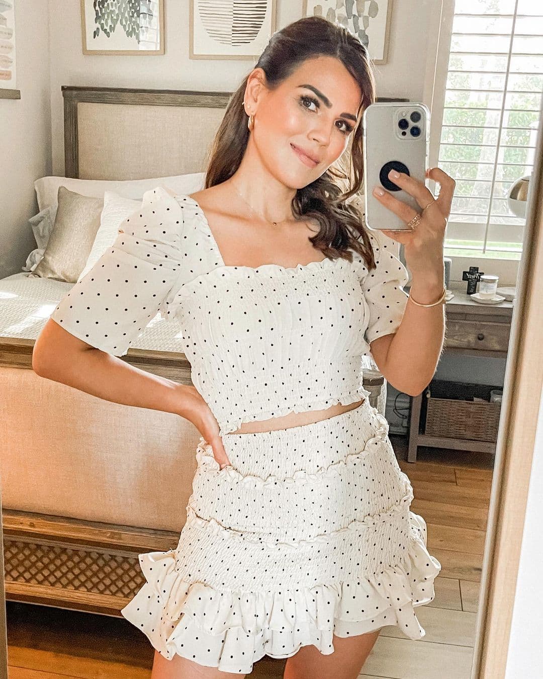 La conductora mexicana no duda en compartir con sus seguidores sus atuendos más primaverales.