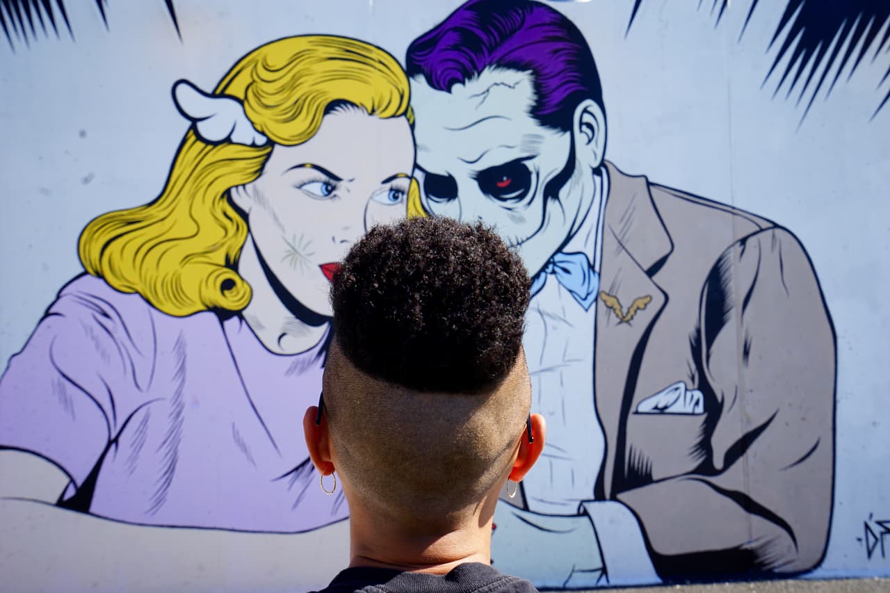 Algunos se quedan largos minutos descubriendo los detalles de las obras.