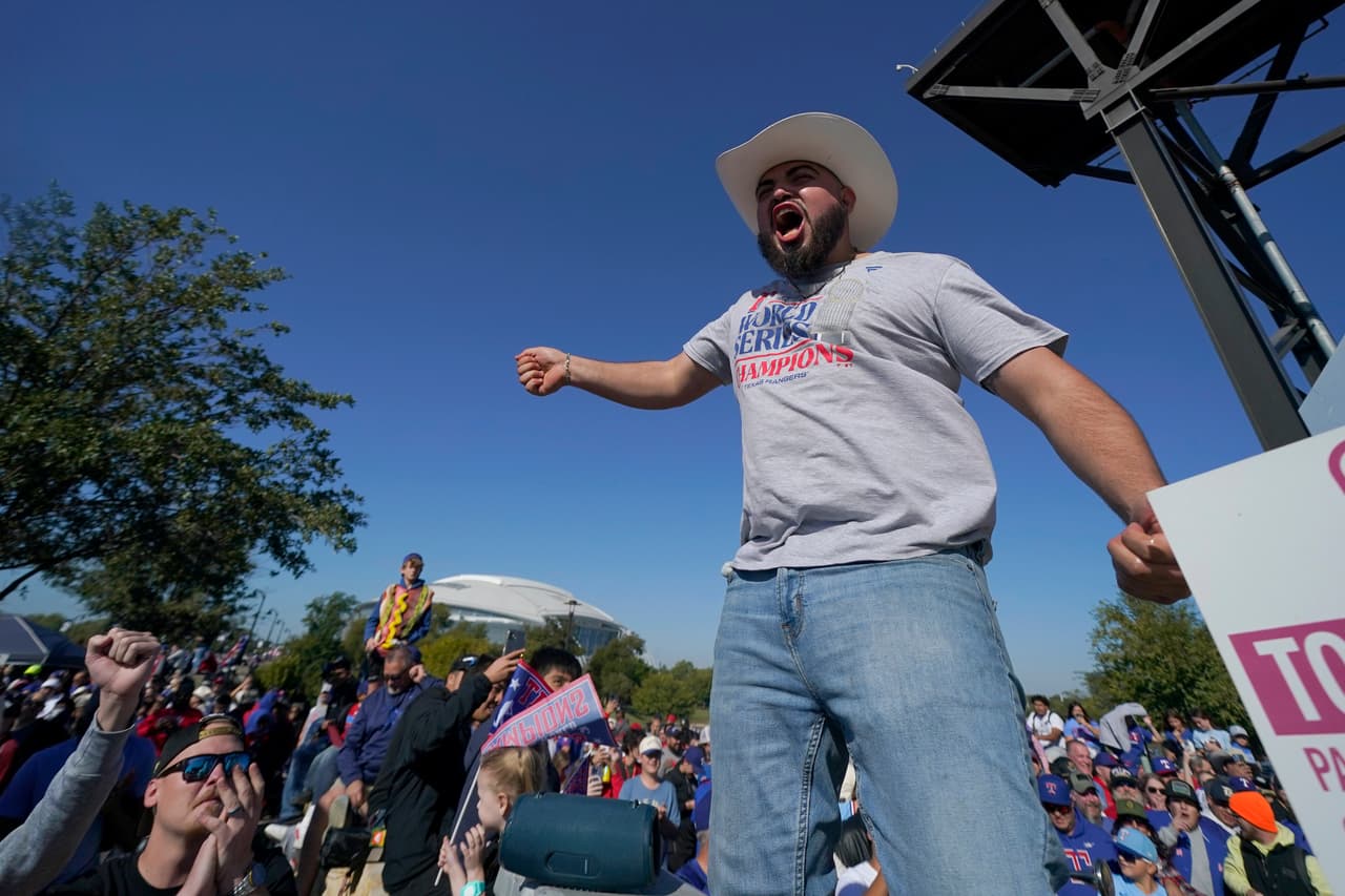 Cientos van con la tradicional texana por las calles de Arlington durante el masivo festejo de los Texas Rangers.
