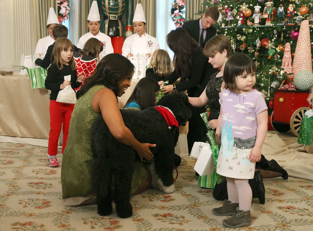 Las cenas de Navidad fueron siempre la excusa perfecta para que los niños invitados a la Casa Blanca conocieran a los perros de los Obama. Bo y Sunny fueron siempre una estrategia eficaz de Michelle Obama para conquistar los corazones de sus pequeños visitantes.
<br>