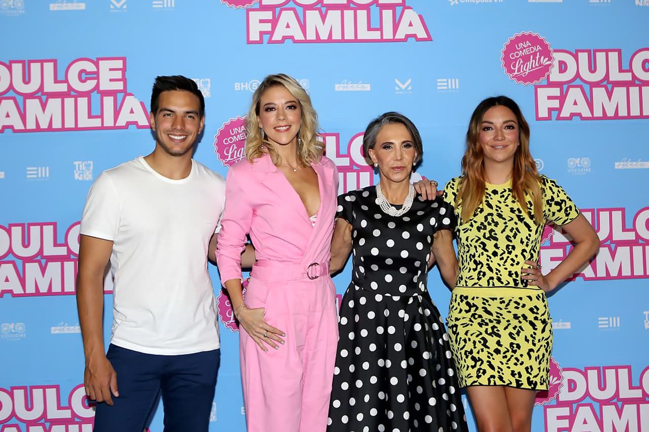 Florinda Meza comparte créditos con Fernanda Castillo, Vadhir Derbez, Regina Blandón y Paz Bascuñán, entre otros actores.