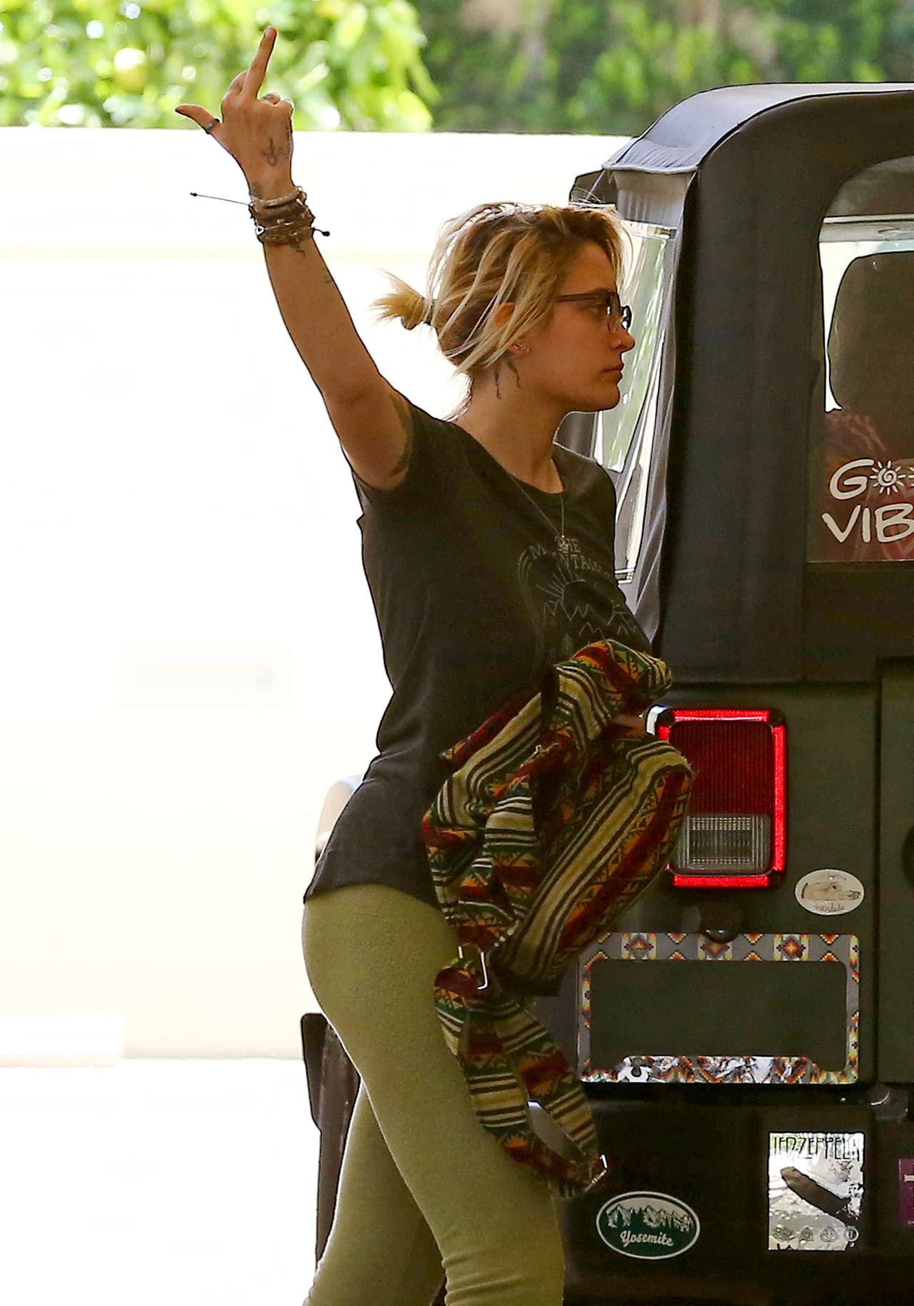 En 2013 Paris con 15 años de edad tuvo que ser trasladada de urgencia a un hospital por un supuesto intento de suicidio, pues se tomó todas las pastillas que contenía un frasco, además de haberse cortado el brazo con un cuchillo de cocina, según lo informó la prensa.