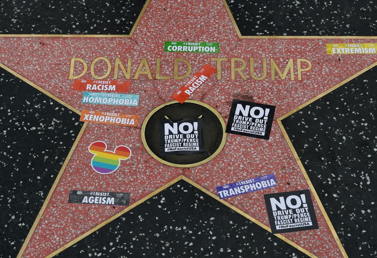El consejo municipal de West Hollywood votó simbólicamente en agosto de 2018 para que la estrella de Donald Trump en el paseo de la fama fuera removida. En el sitio hay más de 2,500 estrellas y es administrado por la cámara de comercio de Hollywood. 
<a href="https://www.univision.com/los-angeles/kmex/noticias/vandalismo/crece-demanda-por-retiro-de-la-estrella-de-donald-trump-de-hollywood">Este organismo considera que cada estrella es parte de un patrimonio histórico</a> por lo que por el momento continuará allí.