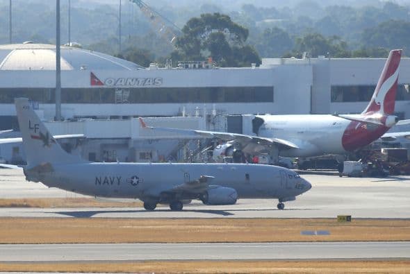 Las autoridades australianas indicaron que la búsqueda con radares del avión malasio desaparecido el pasado 8 de marzo con 239 personas a bordo ha sido infructuosa y replantearon una "estrategia visual" para localizar los posibles restos del aparato en el océano Índico. Dos aeronaves con "observadores entrenados" asomados a las ventanillas rastrean una zona de la extensión de la península Ibérica al suroeste de Australia, mientras otras dos se encuentran en camino para peinar la región donde ayer fueron detectados en unas imágenes de satélite dos objetos que podrían pertenecer a la aeronave. Un avión P3 Orion de las Fuerzas Aéreas australianas regresó este viernes a su base después de sobrevolar sin resultados positivos el lugar, señaló Young. Tony Abbott, declaró que harán "todo lo posible" para encontrar y confirmar si los restos pertenecen al vuelo MH370. "Ahora mismo podrían ser unos contenedores que han caído de un barco, nosotros no sabemos", advirtió Abbott.