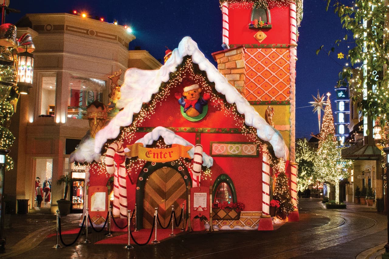 La esperada foto con Santa la puedes obtener después de hacer la línea frente a la gigantesca casa de jengibre. **Precios y restricciones pueden aplicar**
<br>
<br>The Grove está ubicado en el 189 The Grove Drive, Los Ángeles, 90036.