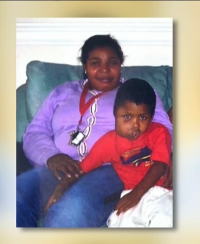 Ahora, toda esta familia tiene sus esperanzas en que los avances de la ciencia les puedan dar una nueva oportunidad para restaurar el rostro de Freddy.
<br>
<br>“Quisiera de verdad que un doctor se conmueva y nos ayude.
<b>Quiero ver a mi hijo sano, daría mi vida por ello</b>”, dice tajante Albida.
<br>