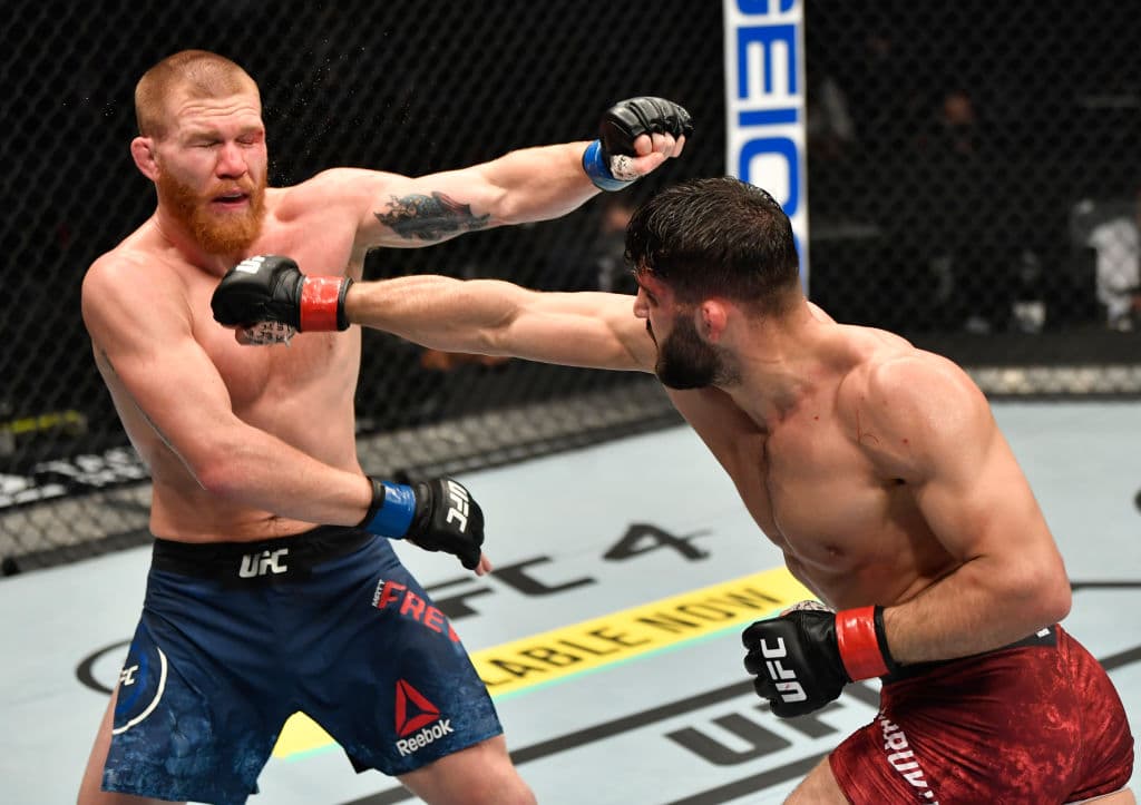 En combate de peso ligero, Tsarukyan venció por decisión unánime a Frevola.