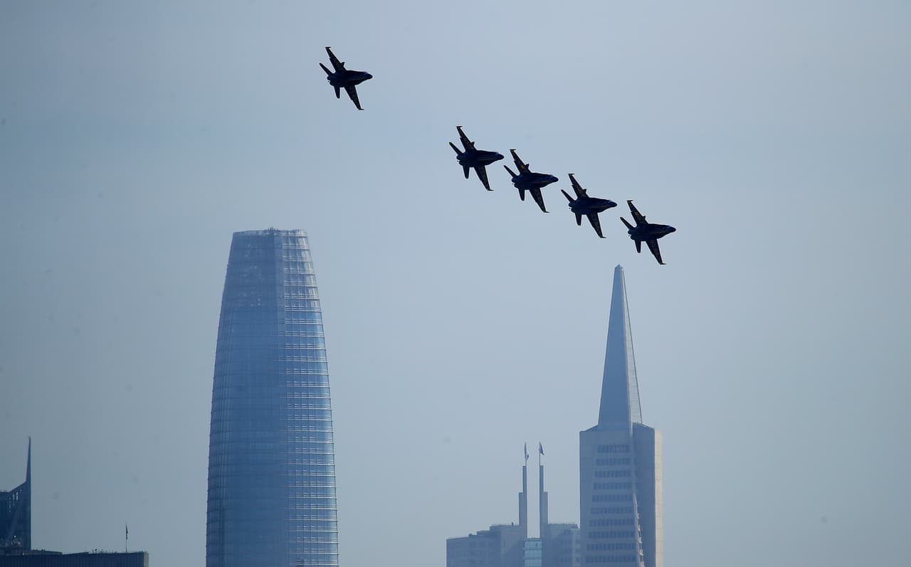 El escuadrón aéreo está divido formaciones llamadas "el Diamante" ('Blue Angels' 1 a 4) y los "Solos" ('Blue Angels' 5 y 6). La mayoría de sus exhibiciones se alternan entre las acrobacias realizadas por el "Diamante" y aquellas efectuadas por los "Solos".