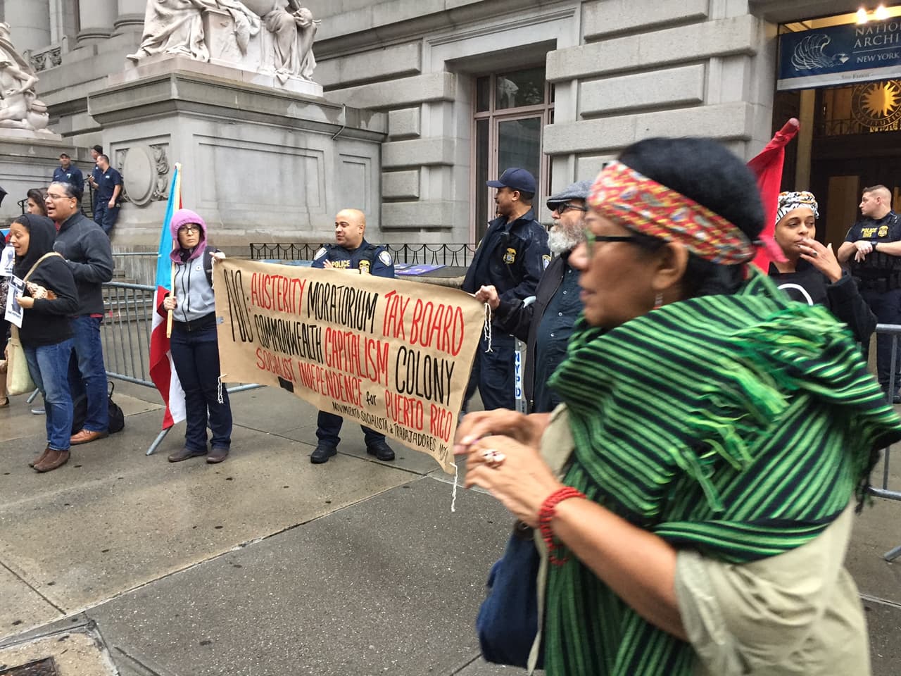 Desde tempranas horas de la mañana, decenas de personas se dieron cita en las afueras del edificio Alexander Hamilton del Servicio de Aduanas, como en San Juan, donde la Policía ha detenido a cinco personas.