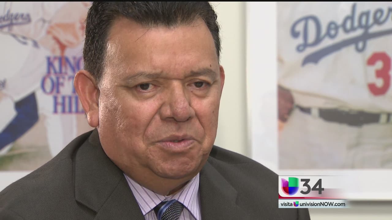 Valenzuela se convirtió en 
<b>leyenda en la década de los 1980</b>, cuando debutó con los Dodgers de Los Ángeles y un año después, con su poderoso brazo, el equipo conquistó la Serie Mundial frente a los Yankees de Nueva York. En el 1981, el mexicano hizo historia como el 
<b><a href="https://www.univision.com/local/los-angeles-kmex/un-camino-a-la-gloria-12-cosas-que-no-sabes-de-fernando-valenzuela-la-leyenda-de-los-angeles-dodgers-fotos" target="_blank">primer jugador en ganar los premios Cy Young y Novato del Año</a></b>.