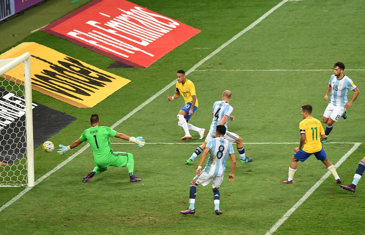 Brazil's Neymar (C) tries to score past Argentina's goalkeeper Sergio Romero during their 2018 FIFA World Cup qualifier football match in Belo Horizonte, Brazil, on November 10, 2016. / AFP / EVARISTO SA (Photo credit should read EVARISTO SA/AFP/Getty Images)
