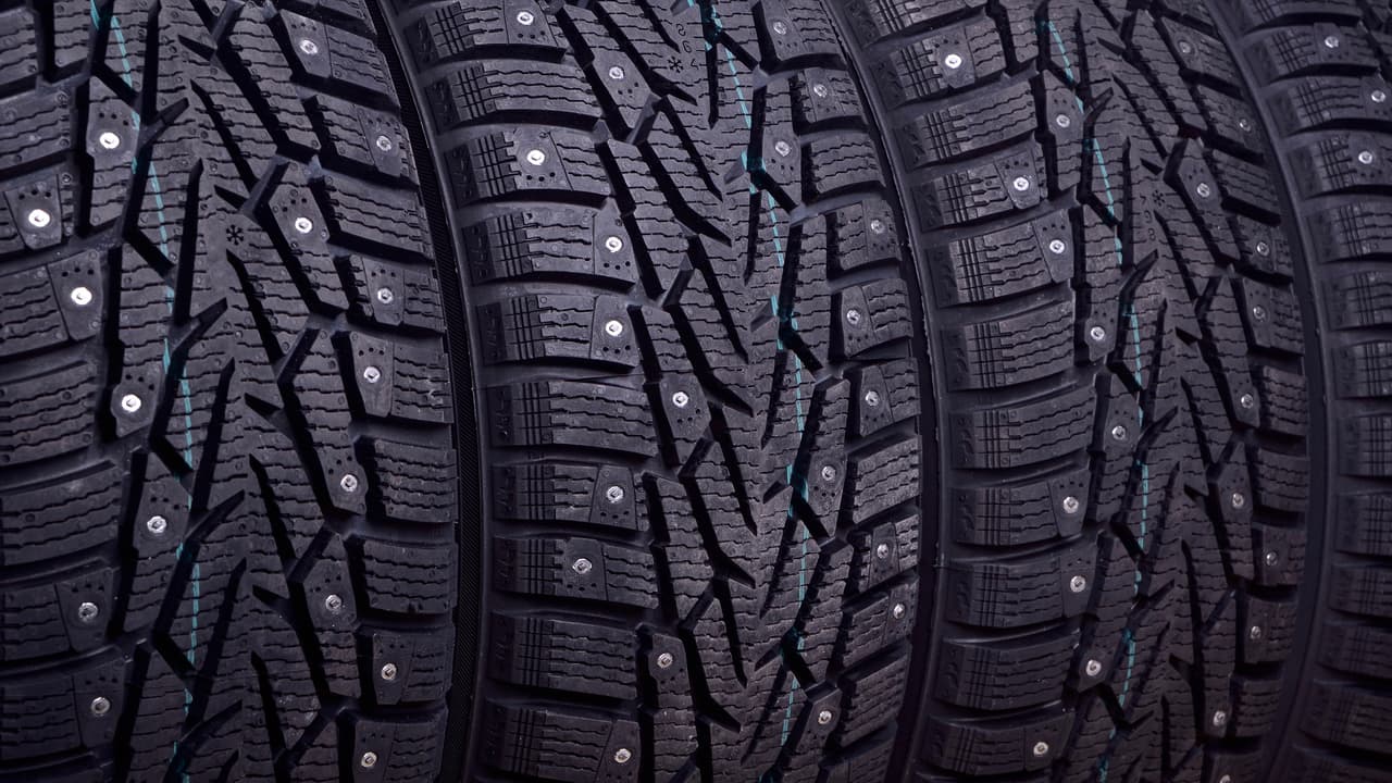 <h3 class="cms-h3-H3"><b>Neumáticos de invierno con clavos.</b></h3>
<br>Estos neumáticos son muy similares a los neumáticos de invierno, pero para que provean una tracción similar a aquellos en vías con hielo su diseño acepta la instalación
<b> clavos metálicos</b>. Estos neumáticos, que son más baratos que los neumáticos de invierno regulares, presentan un buen funcionamiento en vías nevadas sin necesidad de que les sean instalados los clavos.