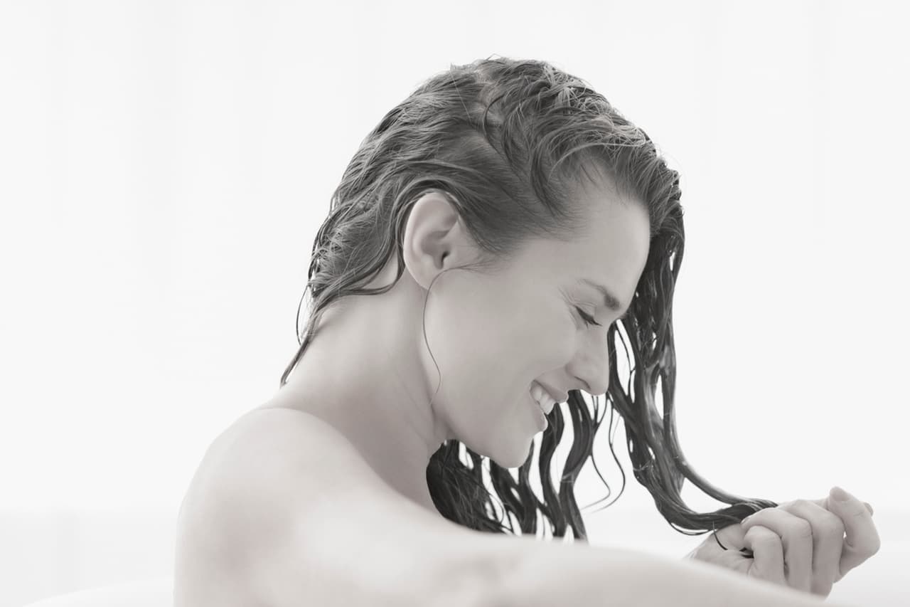 <h3>Acondiciona tu pelo </h3>
<br>Para seguir esta máxima de belleza
<b> las abuelas mezclaban media taza de mayonesa y medio aguacate, aplicaban la mezcla al pelo húmedo, </b>lo cubrían con una gorra de baño 15 minutos, lo enjuagaban y lavaban muy bien. 
<b>La combinación de estos ingredientes humecta y deja el pelo sedoso y brillante. </b>Y para proteger el cuero cabelludo usaban peine de 
<a href="http://fustany.com/en/beauty/skincare/10-beauty-tips-learned-from-grandmas">madera</a>. 
<br>