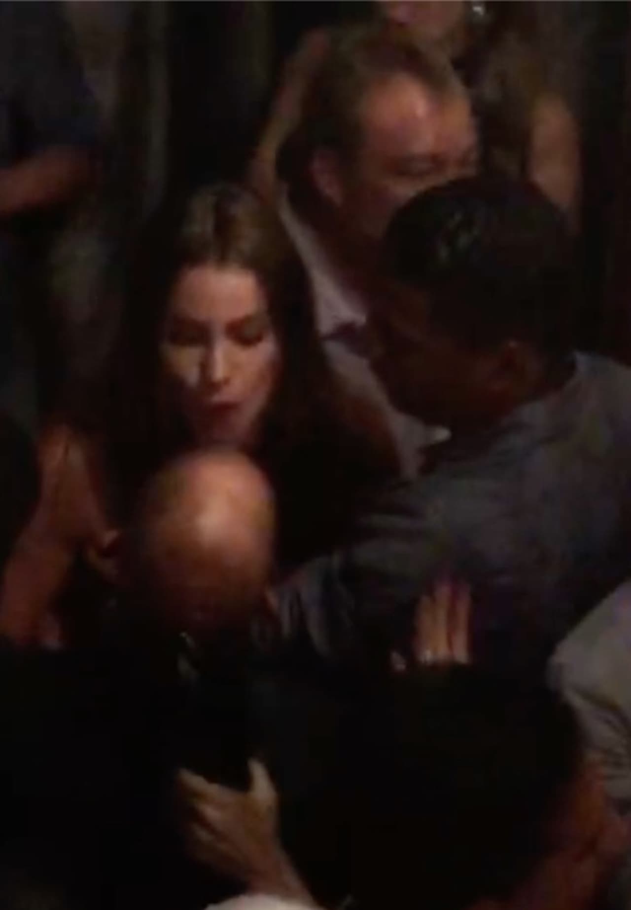 Lo cierto es que se ve estresada rodeada de tanta gente en un lugar tan concurrido.