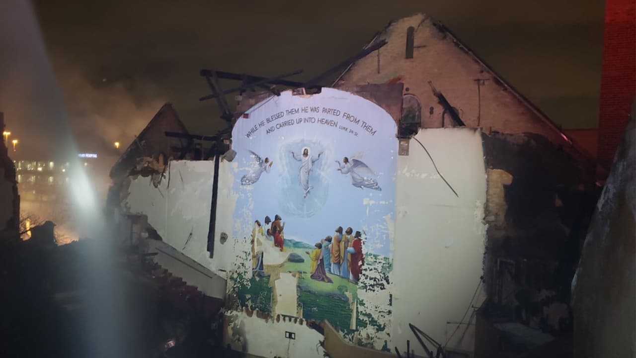 Sin embargo, 
<b>el mural </b>en la parte superior 
<b>pareciera no haber sido alcanzado</b> por las llamas.