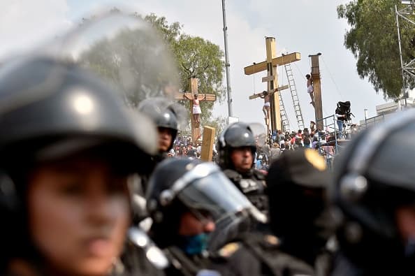 A él se suman cientos de nazarenos, hombres y mujeres ataviados con túnicas moradas, quienes descalzos acompañan en su recorrido a Jesús, este año representado por el joven Axel González Bárcenas.