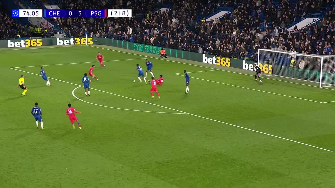 ¡TIRO ATAJADO! disparo por Alejandro Garnacho.