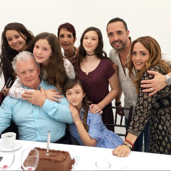 En las fotos compartidas por Andrea Legarreta en sus redes sociales de su gran familia, Erik Rubín, con quien está casada desde el año 2000, no estuvo presente.