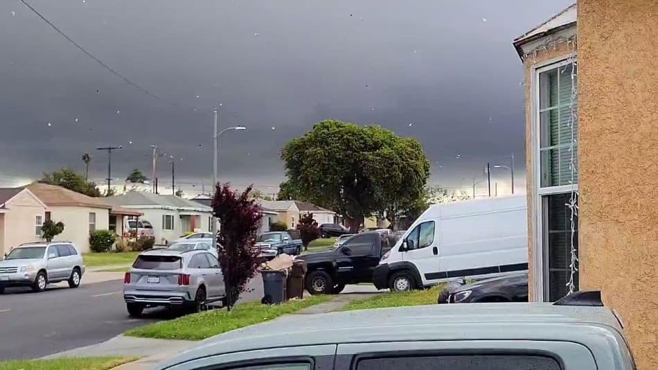 Tornado sorprende a residentes del área Carson-Compton; hubo daños a techos de edificios 