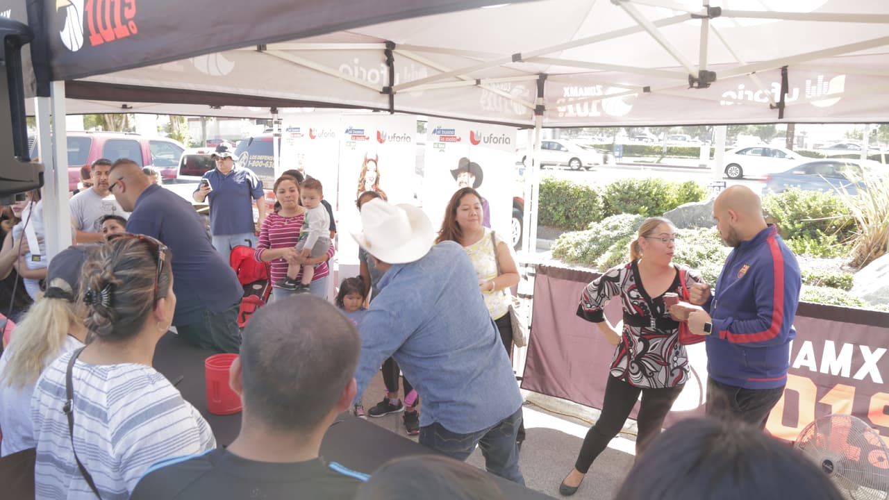 'El Bueno, La Mala y El Feo' entregando boletos en la ciudad de Carson.