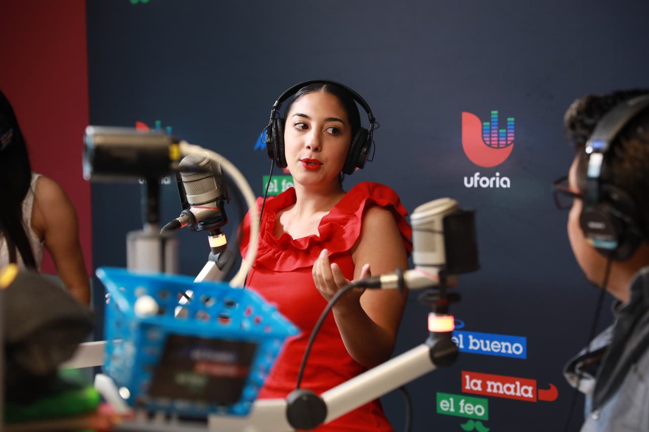 Ya no nos queda ni la más mínima duda de que
<b>Mafer</b> es un tesoro con el que El Bueno, La Mala y El Feo y Univision Deportes Radio cuentan con su talento.