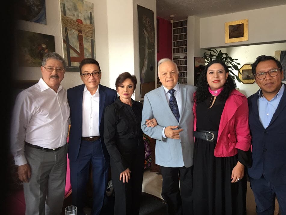 También fue parte de algunos episodios de las exitosas series 
<b><a href="https://www.univision.com/shows/como-dice-el-dicho" target="_blank">Como Dice el Dicho</a></b> y 
<b><a href="https://www.univision.com/shows/la-rosa-de-guadalupe" target="_blank">La Rosa de Guadalupe. </a></b>
<br>