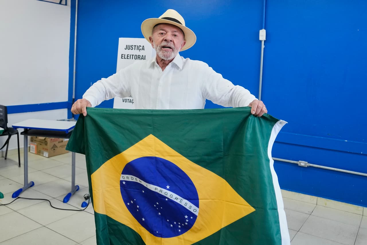 Lula, de 80 años y figura dominante en la izquierda de Brasil, busca un cuarto mandato no consecutivo. Su principal adversario es uno de los hijos del expresidente Jair Bolsonaro, a quien venció en una reñida segunda vuelta en 2022 después de su resurgimiento político tras ser encarcelado por corrupción.