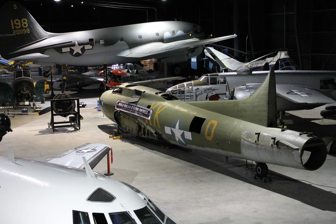 El museo tiene cuatro grandes edificios que albergan varios aviones clásicos, misiles y exhibiciones, y también cuenta con un campo de aviones al aire libre. El Eagle Building y el Century of Flight Hangar son los dos espacios más grandes, llenos de exhibiciones y aviones restaurados. Muchos de los aviones se restauran in situ.
