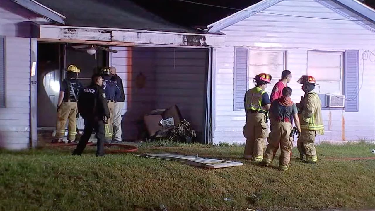 Tres horas más tarde de reportarse el incendio, los bomberos confirmaron que una persona había muerto al igual que una mascota.