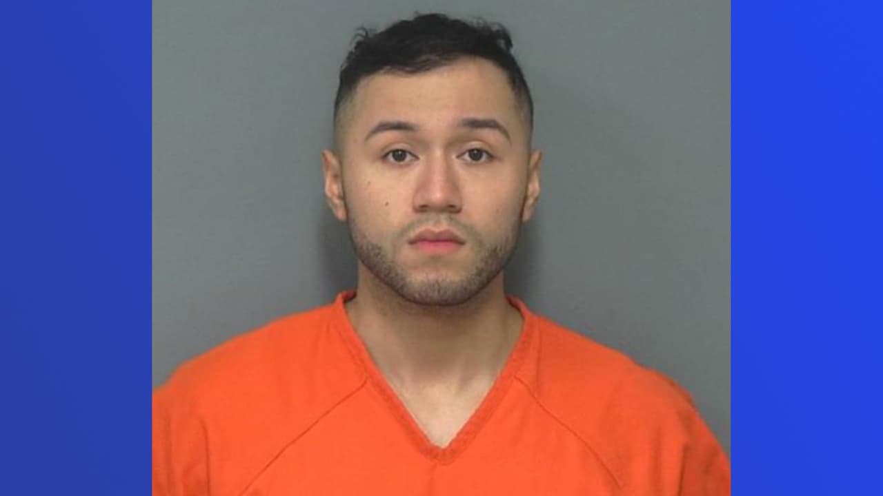 Arrestan a docente de Mesquite; lo acusan de tener una relación inapropiada con alumno