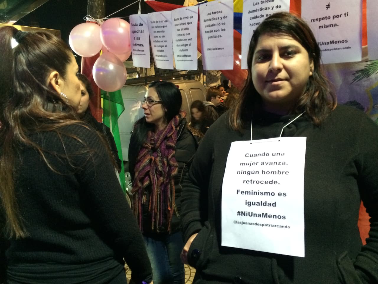 Muchos de los reclamos giran en torno a la estigmatización de las mujeres por el tipo de ropa que usan, si son provocativas o llaman la atención. Jimena dice al respecto: “#NiUnaMenos es también que no me midan la pollera que llevo puesta”.