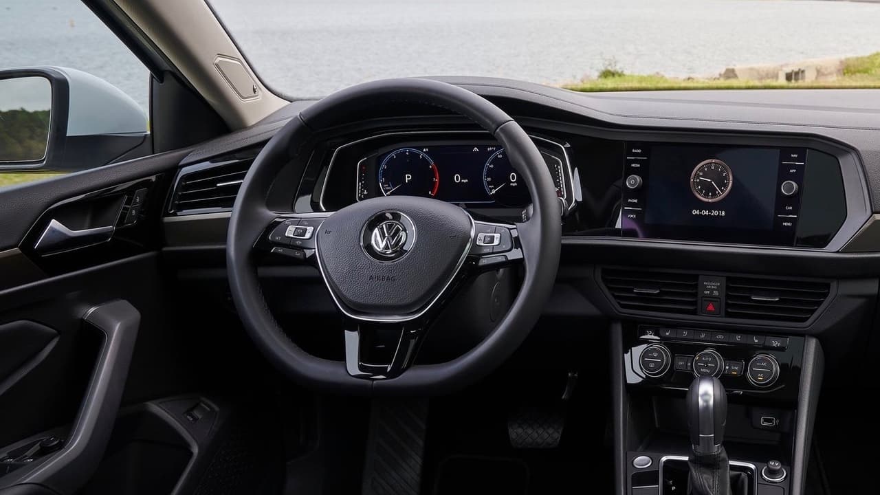 <h3 class="cms-h3-H3">10. Volkswagen</h3>
<br>
<br>Con una valuación de
<b> 5,990 millones de dólares</b>, la marca alemana de autos no premium reaparece en el ranking después de dos años de ausencia motivada por la pérdida de valor como consecuencia del escándalo relacionado a la falsificación de datos del grado contaminante de las emisiones de sus motores diésel. Como consecuencia de ese engaño Volkswagen sufrió un duro daño a su reputación, uno de los factores más importantes para la valuación de una marca.
<br>
<br>Gracias a un fuerte énfasis en el desarrollo de la tecnología de movilidad eléctrica y un viraje hacia la producción de camionetas SUV y crossovers, Volkswagen parece haber tomado un rumbo firme hacía su recuperación.