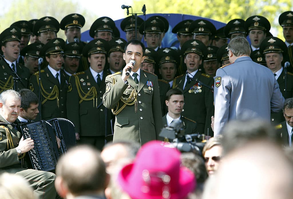Cantando en un evento en París el 17 de abril de 2010. (Foto de Francois Guillot/AFP/Getty Images)