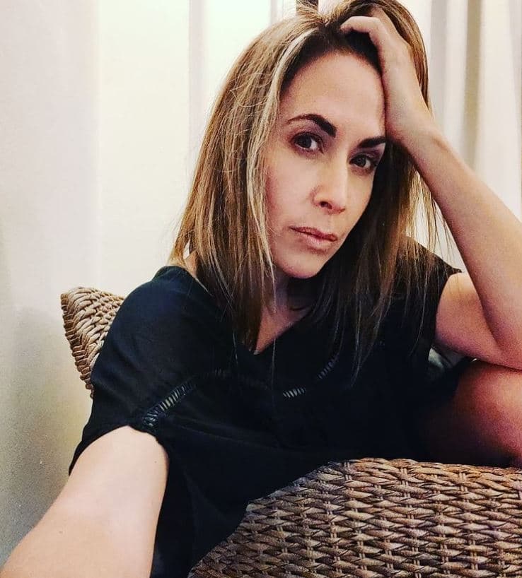 Casi tres meses de este anuncio, Marta publicó una foto de ella sin pelo y explicó que una vez que empezó la caída del cabello, en tres días lo perdió todo.